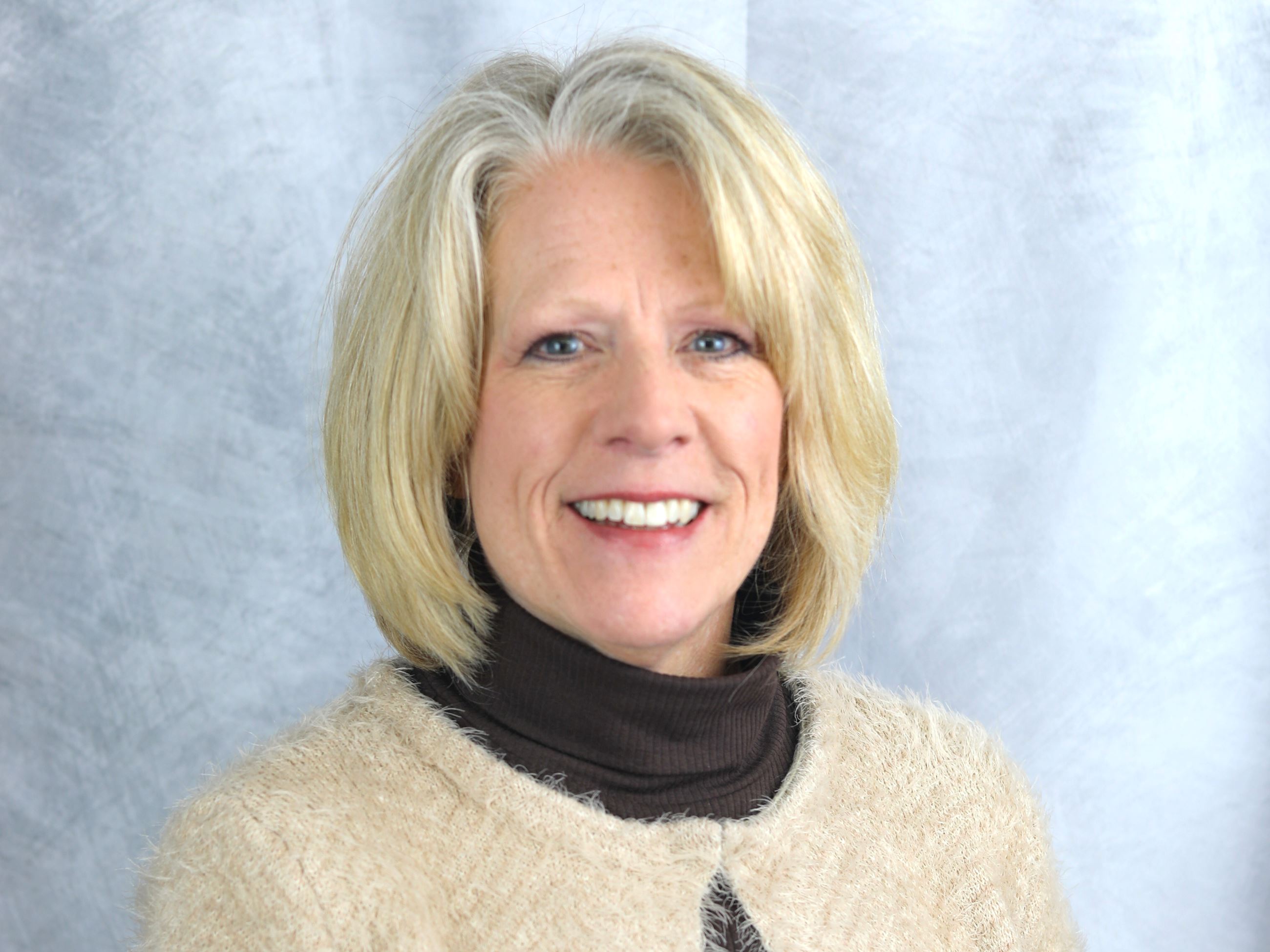 lisa headshot (1) (1)